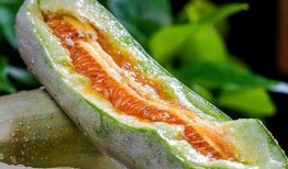 女子爆料吃甜瓜视频,引发网友热议